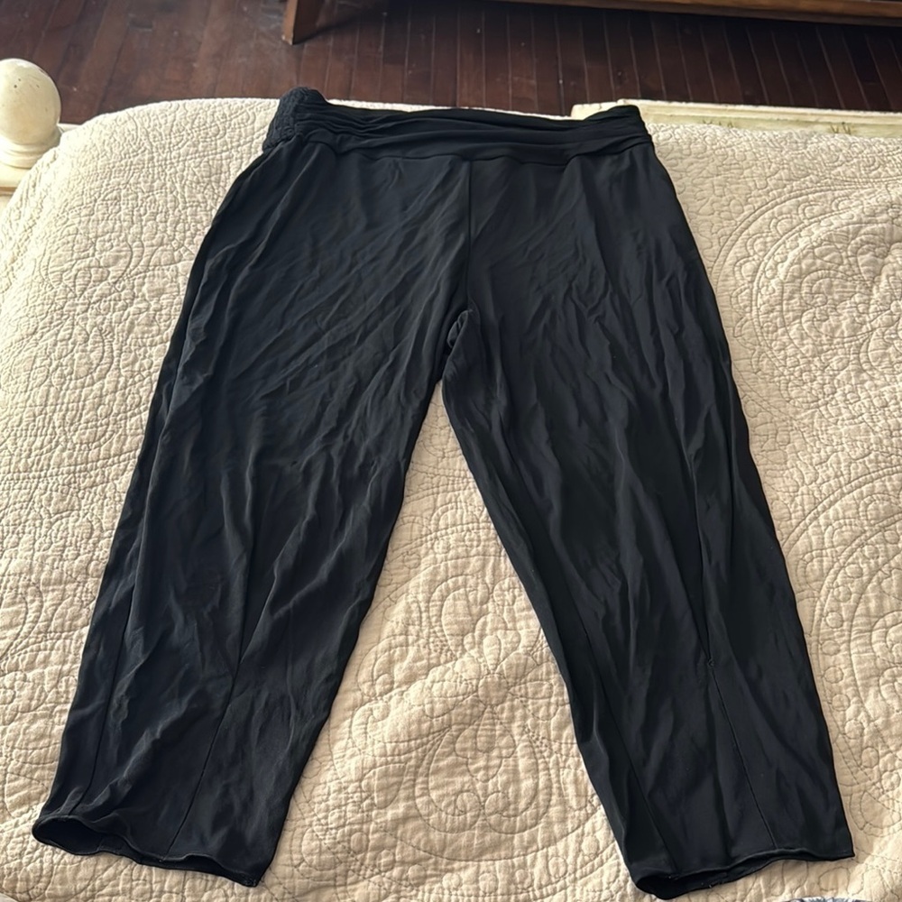 Giorgio Armani Woman’s Timeless & Trendy Black Capri‎ Ruched Crepe Waisted Pants